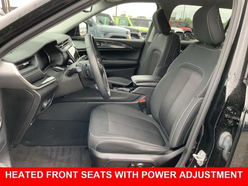 Diamond Black Crystal Pearlcoat 2022 Jeep Grand Cherokee L Laredo