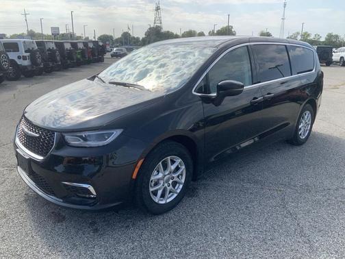 Brilliant Black Crystal Pearlcoat 2023 Chrysler Pacifica Touring L