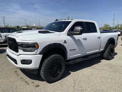 Bright White Clearcoat 2024 RAM 2500 Laramie Crew Cab 4x4 6'4' Box
