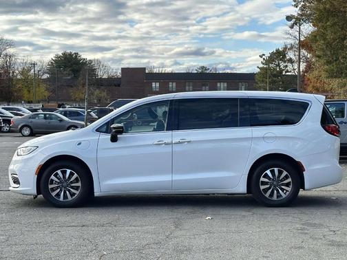 2024 Chrysler Pacifica Hybrid Select