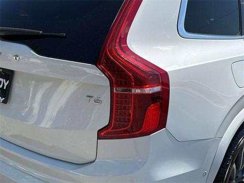 2016 Volvo XC90 T6 Momentum