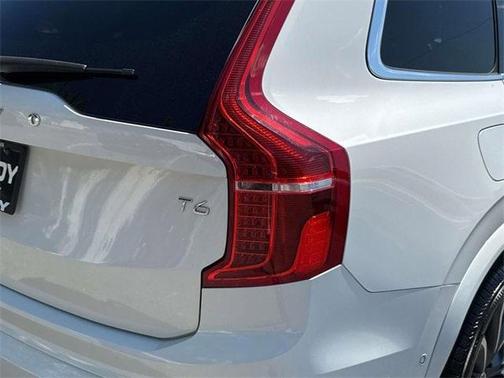 2016 Volvo XC90 T6 Momentum