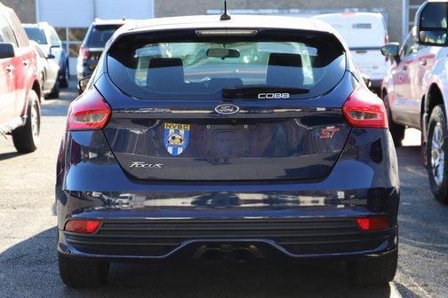 Photo 4 of 6 of 2017 Ford Focus ST Base