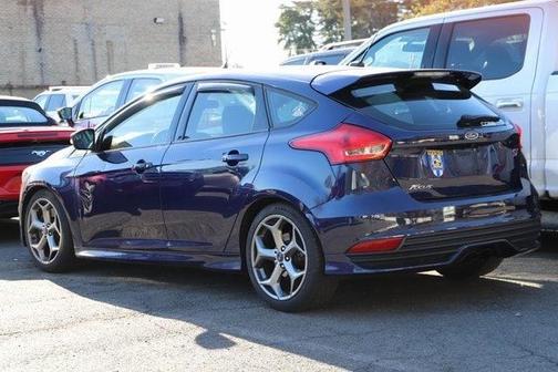 Photo 3 of 6 of 2017 Ford Focus ST Base