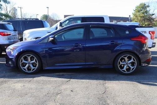 Photo 2 of 6 of 2017 Ford Focus ST Base
