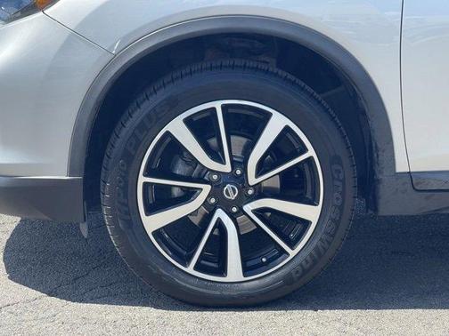 Photo 5 of 38 of 2020 Nissan Rogue SL