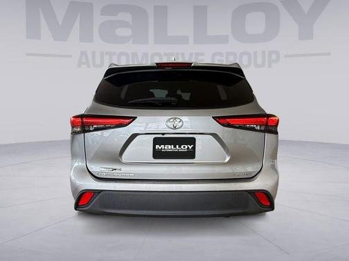 Celestial Silver Metallic 2021 Toyota Highlander LE