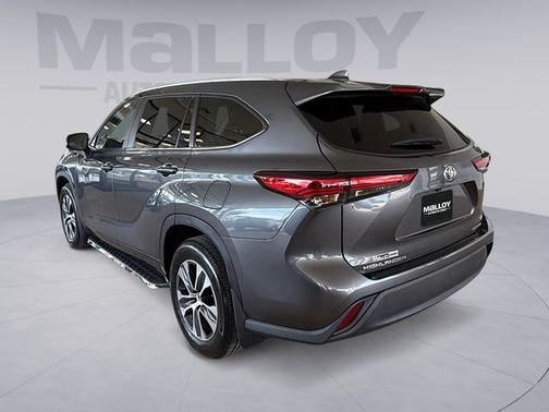Magnetic Gray Metallic 2023 Toyota Highlander XLE
