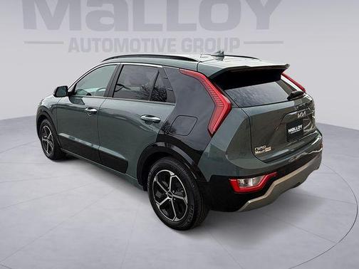 Green 2024 Kia Niro SX