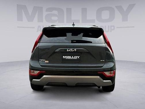 Green 2024 Kia Niro SX