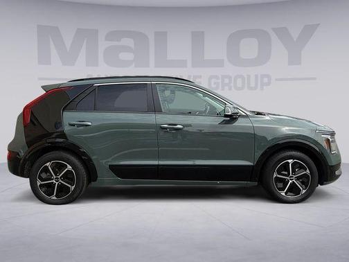 Green 2024 Kia Niro SX
