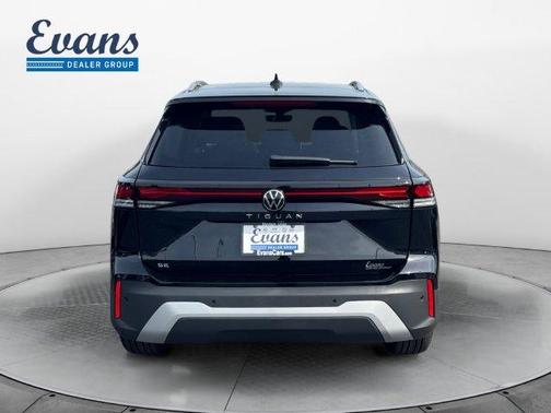 Deep Black Pearl 2026 Volkswagen Tiguan 2.0T SE