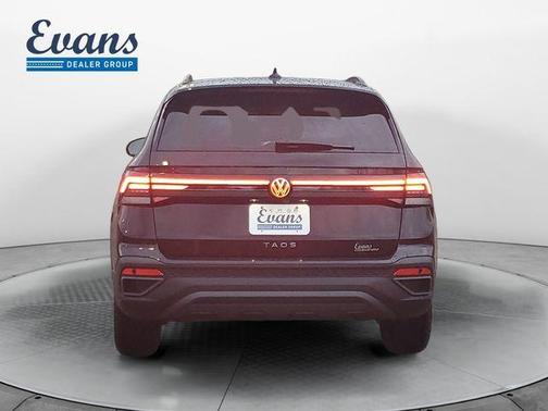 Deep Black Pearl Effect 2026 Volkswagen Taos 1.5T SE Black