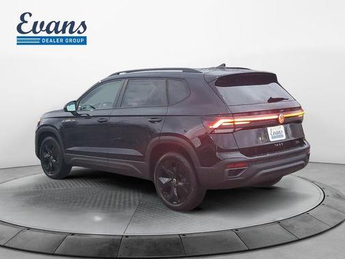 Deep Black Pearl Effect 2026 Volkswagen Taos 1.5T SE Black