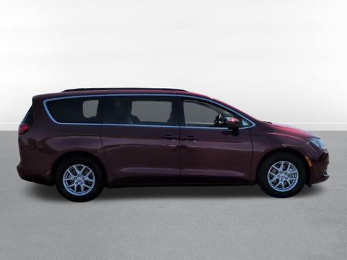 Velvet Red Pearlcoat 2021 Chrysler Voyager LXI