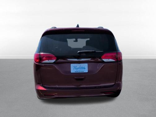 Velvet Red Pearlcoat 2021 Chrysler Voyager LXI