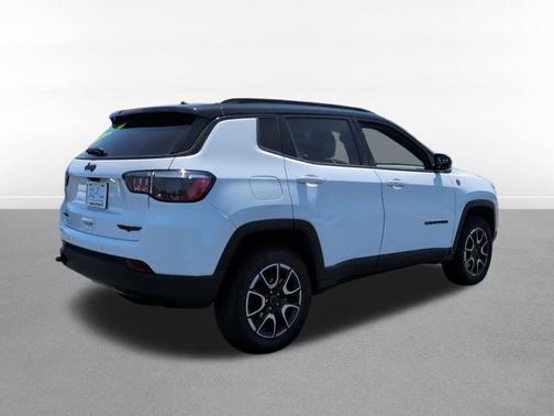 Bright White Clearcoat 2025 Jeep Compass Trailhawk