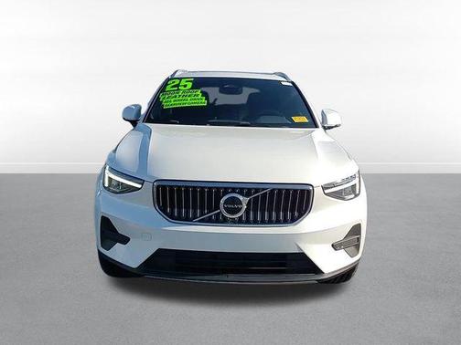 2025 Volvo XC40 B5 Core Bright Theme