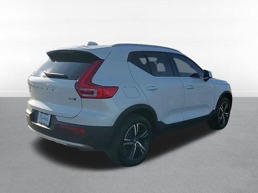2025 Volvo XC40 B5 Core Bright Theme