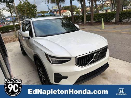 2025 Volvo XC40 B5 Core Bright Theme