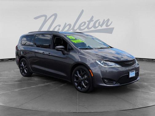 Granite Crystal Metallic Clearcoat 2019 Chrysler Pacifica Limited