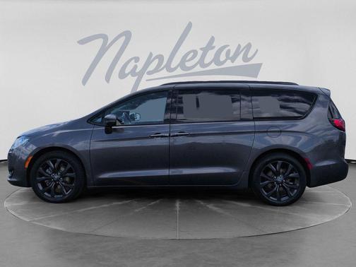 Granite Crystal Metallic Clearcoat 2019 Chrysler Pacifica Limited