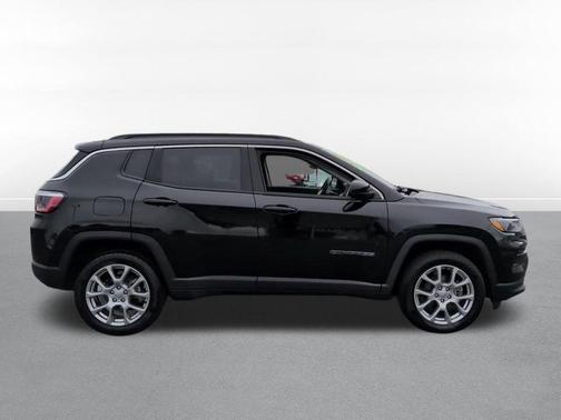 Diamond Black Crystal Pearlcoat 2022 Jeep Compass Latitude Lux