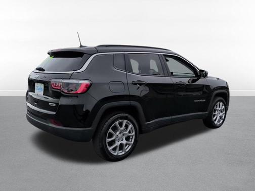 Diamond Black Crystal Pearlcoat 2022 Jeep Compass Latitude Lux