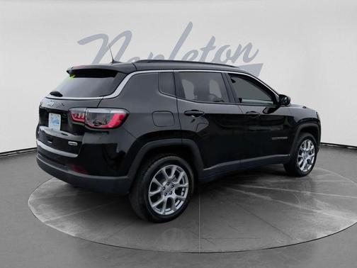 Diamond Black Crystal Pearlcoat 2022 Jeep Compass Latitude Lux