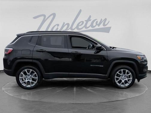 Diamond Black Crystal Pearlcoat 2022 Jeep Compass Latitude Lux