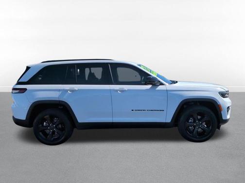 Bright White Clearcoat 2023 Jeep Grand Cherokee Altitude