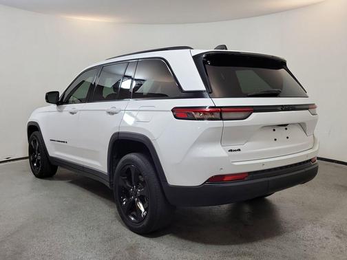 Bright White Clearcoat 2023 Jeep Grand Cherokee Altitude