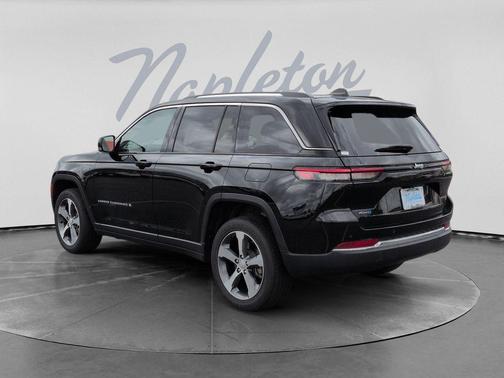 Diamond Black Crystal Pearlcoat 2023 Jeep Grand Cherokee 4xe Base