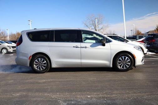 2024 Chrysler Pacifica Hybrid Select