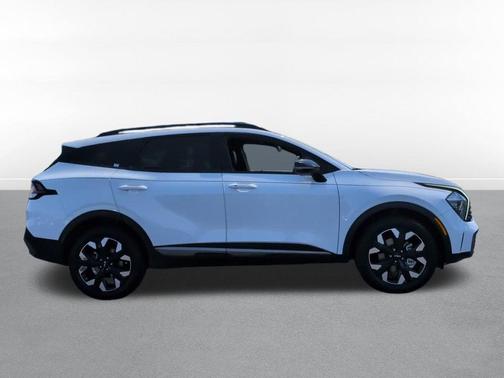 Glacial White Pearl 2023 Kia Sportage X-Line