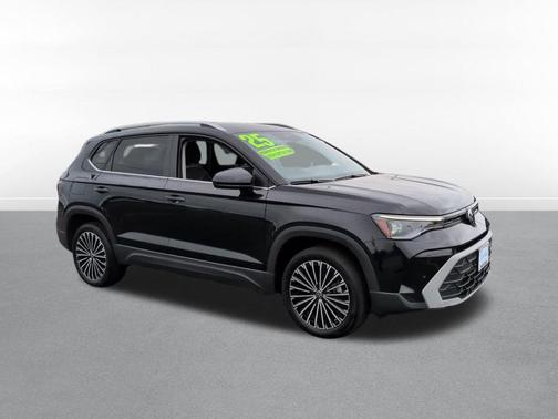Deep Black Pearl 2025 Volkswagen Taos 1.5T SE