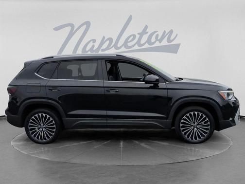 Deep Black Pearl 2025 Volkswagen Taos 1.5T SE