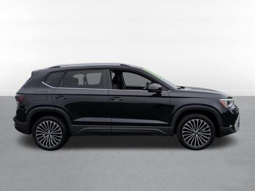Deep Black Pearl 2025 Volkswagen Taos 1.5T SE