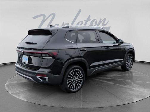 Deep Black Pearl 2025 Volkswagen Taos 1.5T SE