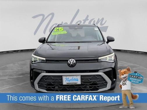 Deep Black Pearl 2025 Volkswagen Taos 1.5T SE