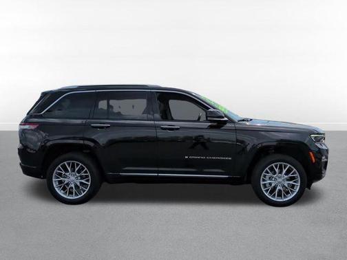 Diamond Black Crystal Pearlcoat 2022 Jeep Grand Cherokee Summit