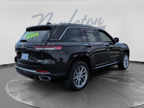 Diamond Black Crystal Pearlcoat 2022 Jeep Grand Cherokee Summit