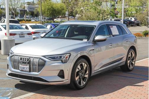 2022 Audi e-tron Premium Plus