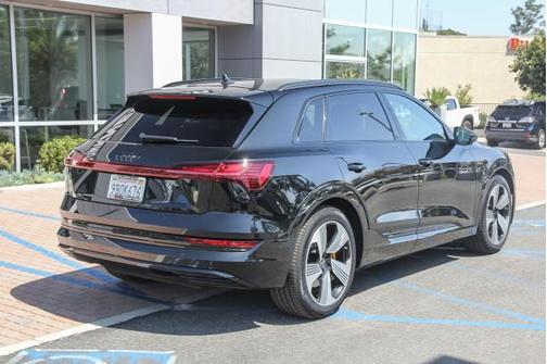 2022 Audi e-tron Premium Plus