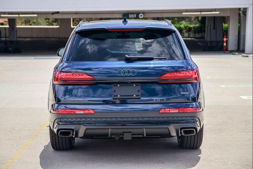 Waitomo Blue Metallic 2026 Audi Q7 55 Premium Plus