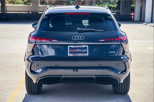 Mythos Black Metallic 2026 Audi Q3 TFSI quattro S tronic
