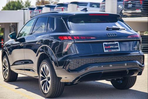 Mythos Black Metallic 2026 Audi Q3 TFSI quattro S tronic