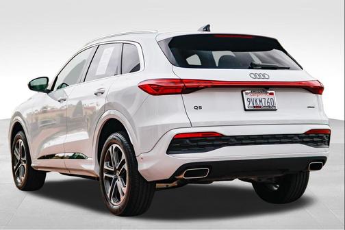 Glacier White Metallic 2025 Audi Q5 Premium TFSI quattro S tronic