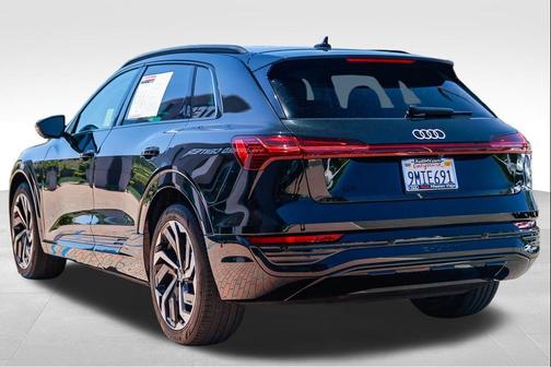 Mythos Black Metallic 2024 Audi Q8 e-tron Premium Plus