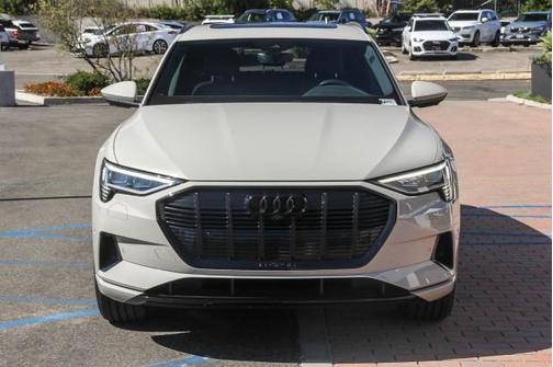 2022 Audi e-tron Premium Plus